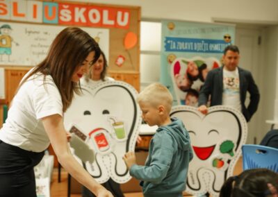 Stomatolog s učenicima u Novoj Vasi